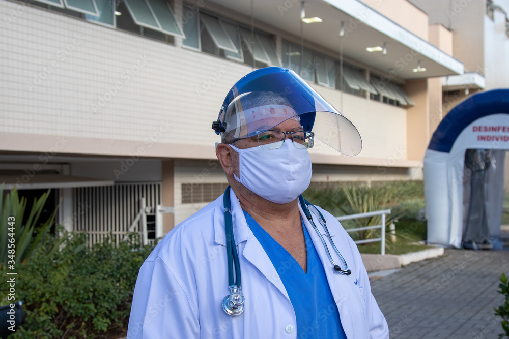 Enfermagem representada por enfermeiro cansado na luta contra o corona virus Enfermagem representada por enfermeiro cansado na luta contra o corona virus