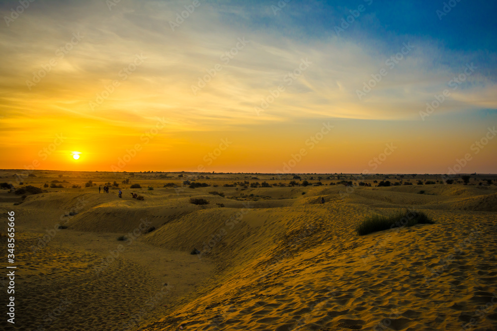 Φωτογραφία Sunset view with camel at Sam sand dunes of Jaisalmer the golden city, an ideal