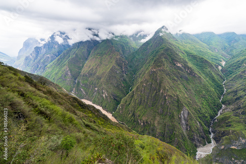 China, Yunnan Sheng, Diqing Zangzuzizhizhou, Wanderung (2 Tages Tour) zur Tigersprung-Schlucht des Jangtse Flusses, Fluss fließt zwischen den Felsspalten der Bergkette