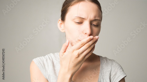 woman feels pain in her teeth