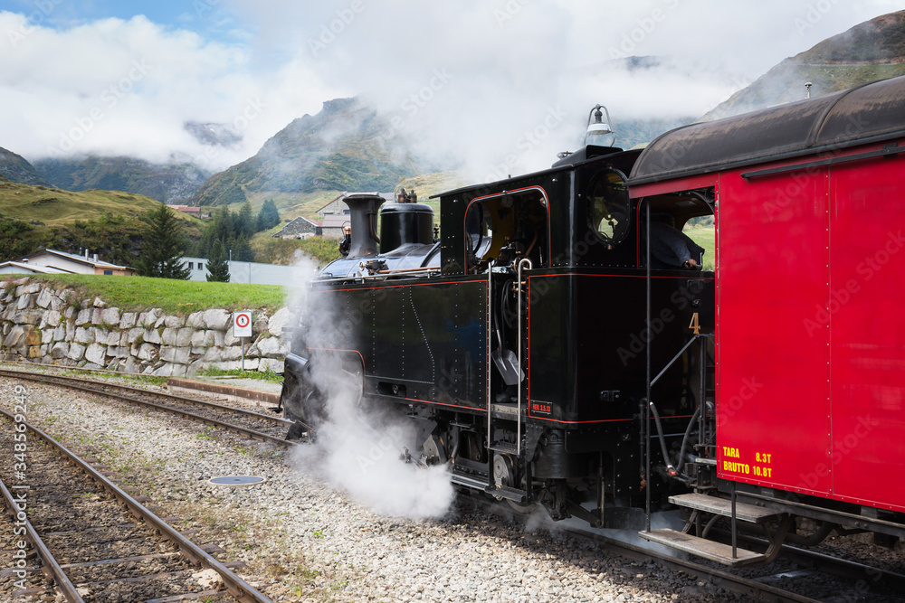 Obraz premium Furka Dampfbahn auf der Station in Realp (Schweiz)