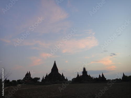 Templo en Bagan anocheciendo