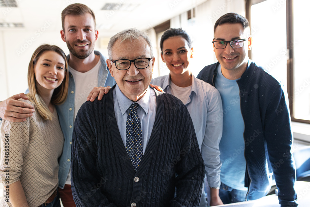 Obraz premium Group portrait of senior professor with his students. 