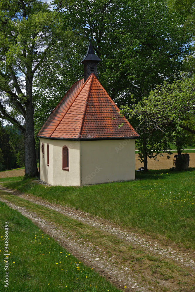 Fototapeta premium Kapelle am Kinzigtäler Jakobsweg bei Leinstetten im Glatttal, Schwarzwald