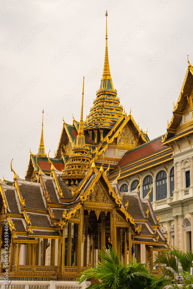 Fototapeta premium Detail of some roofs decorated in gold in the grand palace of Bangkok