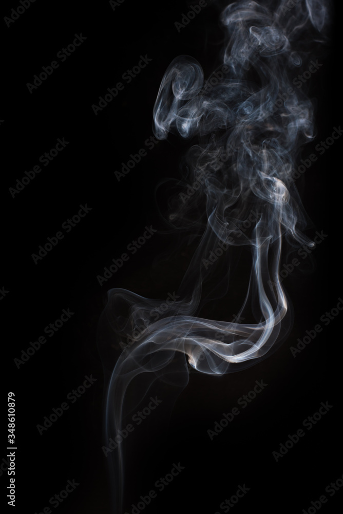 Obraz premium The movement of the smoke on a black background .