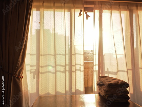 夕方のオレンジ色の部屋とカーテン