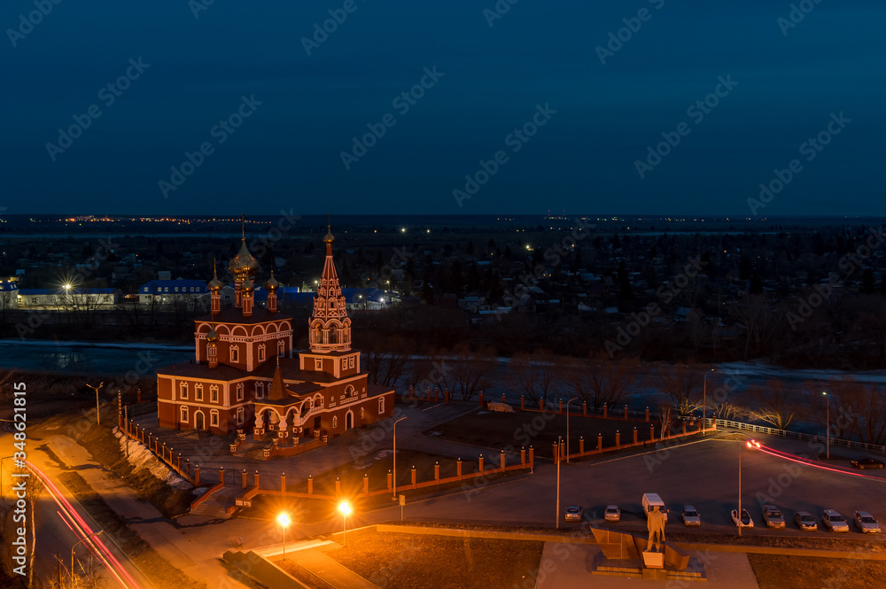 Obraz premium the Orthodox Church in the city at night