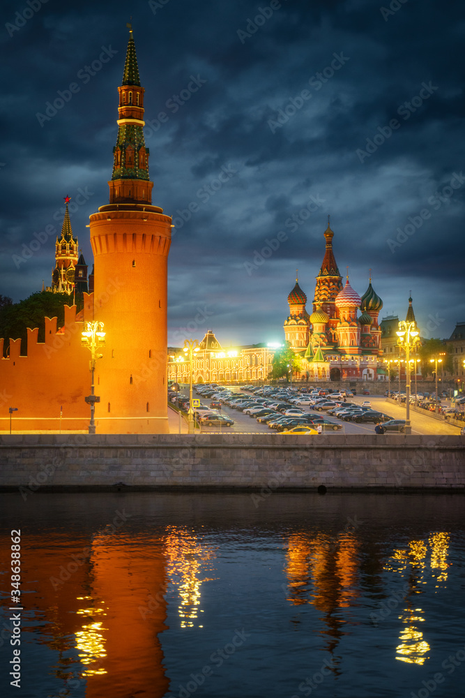 Obraz premium Moscow city, Russia. Kremlin and Red Square in the dusk