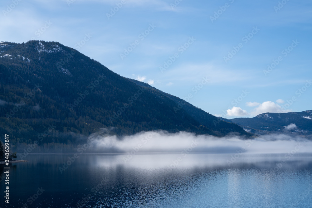 Mgła nad jeziorem Krøderen w Norwegii