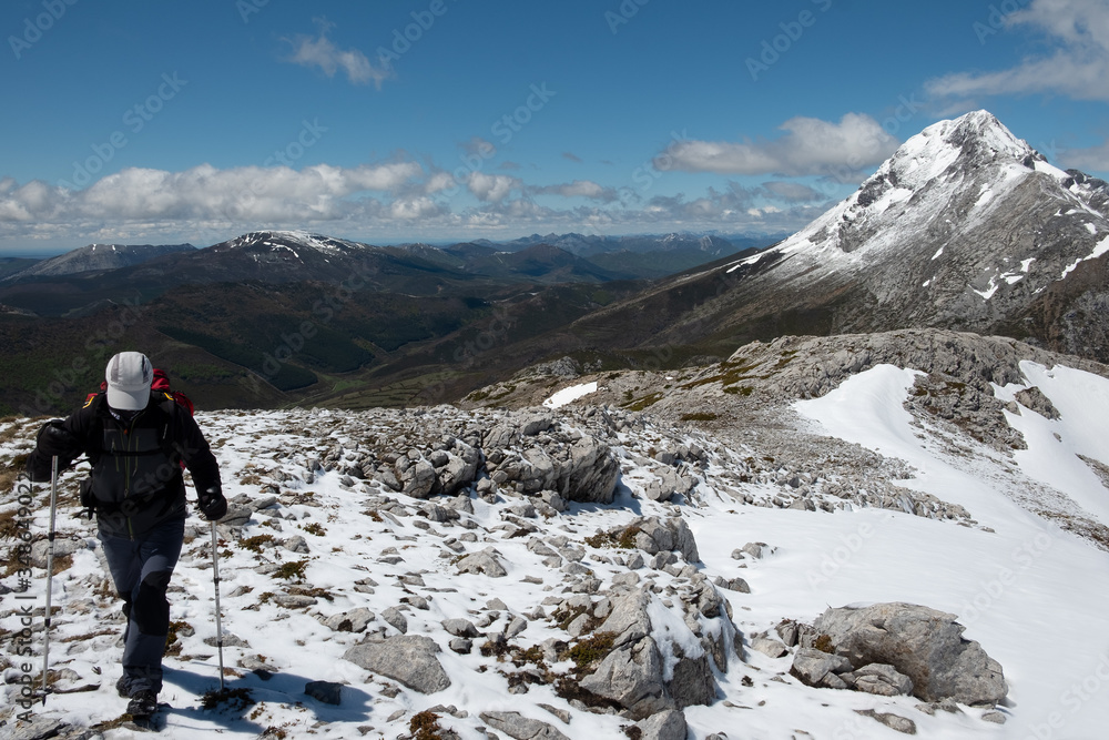 Montañero realizando una ruta con vistas al fondo del pico Espigüete, con una altitud de 2450 m, en el Parque Natural Montaña Palentina, en la cordillera Cantábrica. 