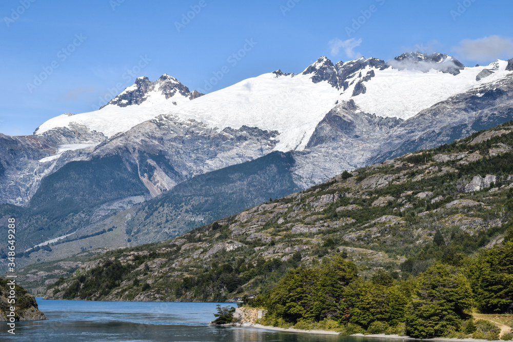 Río el León y montañas con glaciares de fondo sobre la Carretera Austral de Chile