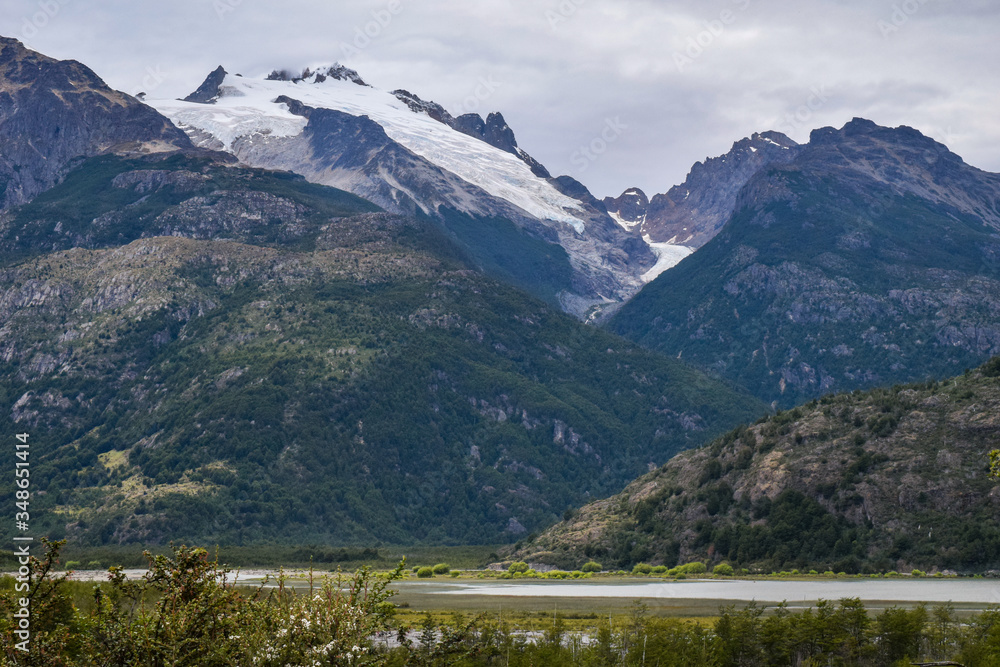 Río Cochrane con montañas de fondo, Visto desde la Carretera Austral en Chile