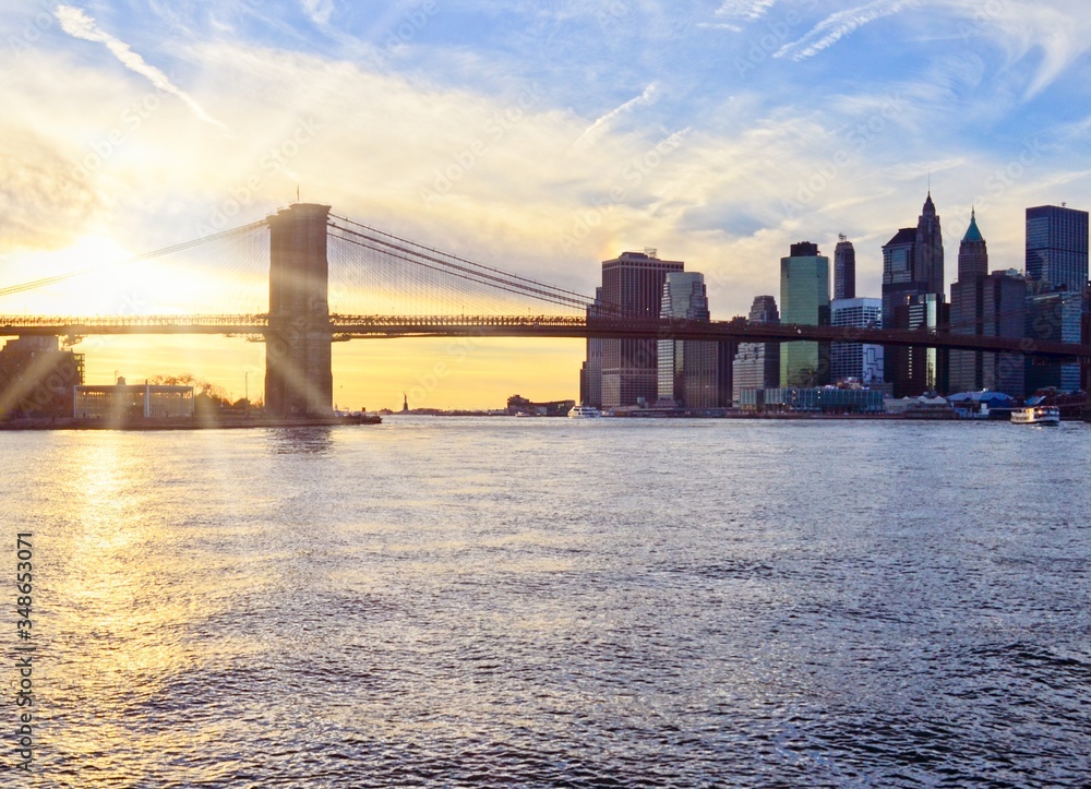 Fototapeta premium brooklyn bridge and manhattan skycrapers at sunset