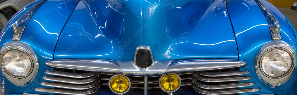Frente de carro antigo azul