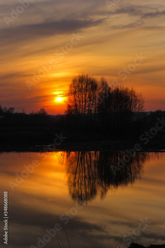 Fototapeta Naklejka Na Ścianę i Meble -  the sun sets over the horizon, the sun's rays.landscape at sunset