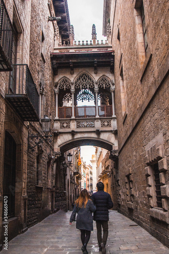 Couple enjoying a walk in the Gothic Quarter of Barcelona © FrediRomero