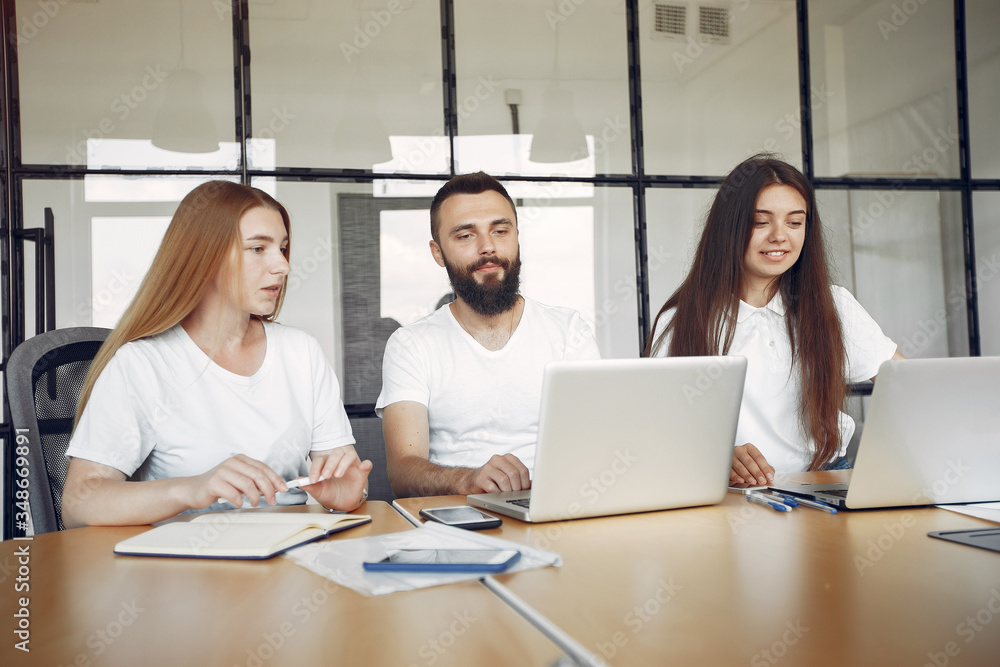 Obraz premium Students create a new project. Team working in a office