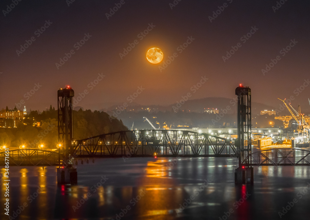 Obraz premium From St. Johns Bridge
