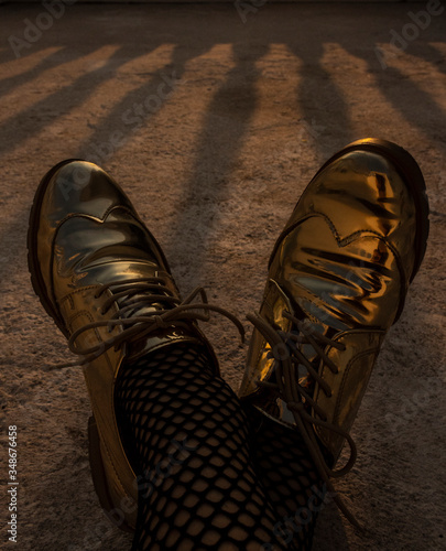 zapatos en puest de sol