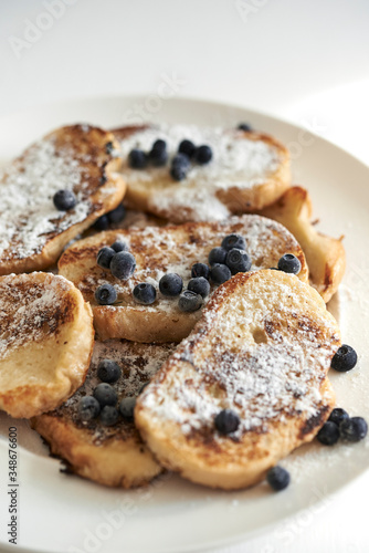 french toast with berries