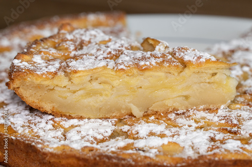 Obraz na płótnie Delicious apple pie (charlotte) baked at home in a pan. Bake at home apple pie dessert. Recipe of homemade pastry. w salonie
