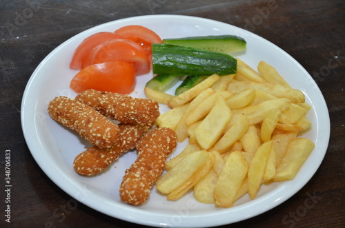 chicken nuggets with chips