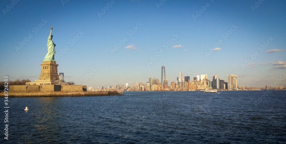 Naklejka premium Liberty Statue and Manhattan skyline