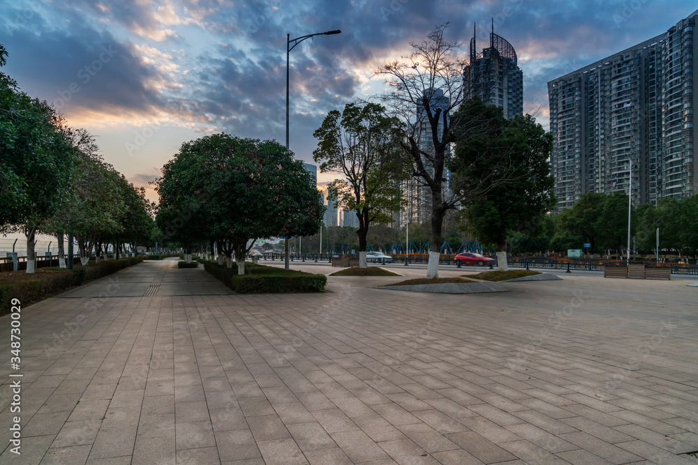 Obraz premium empty, modern square and skyscrapers in modern city