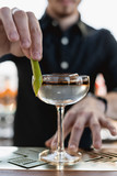 Preparando Cocktail con en barra de bar con las manos
