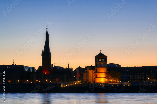 Sonnenaufgang am Rhein   ber der D  sseldorfer Altstadt