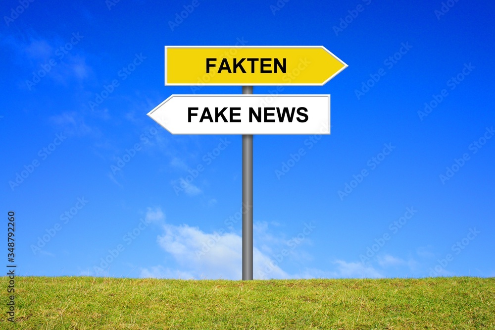 Schild Wegweiser zeigt Fake News und Fakten