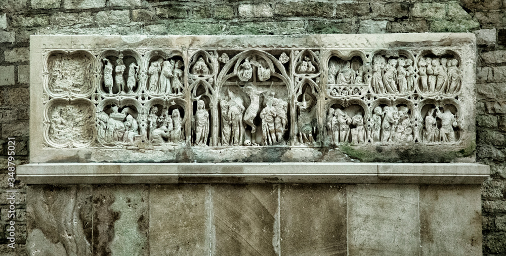 Retable médiéval en pierre dans l'abbaye de Fontenay, France