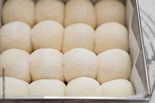 自宅でパン作り ちぎりパン 二次発酵後、表面に小麦粉をふったパン生地