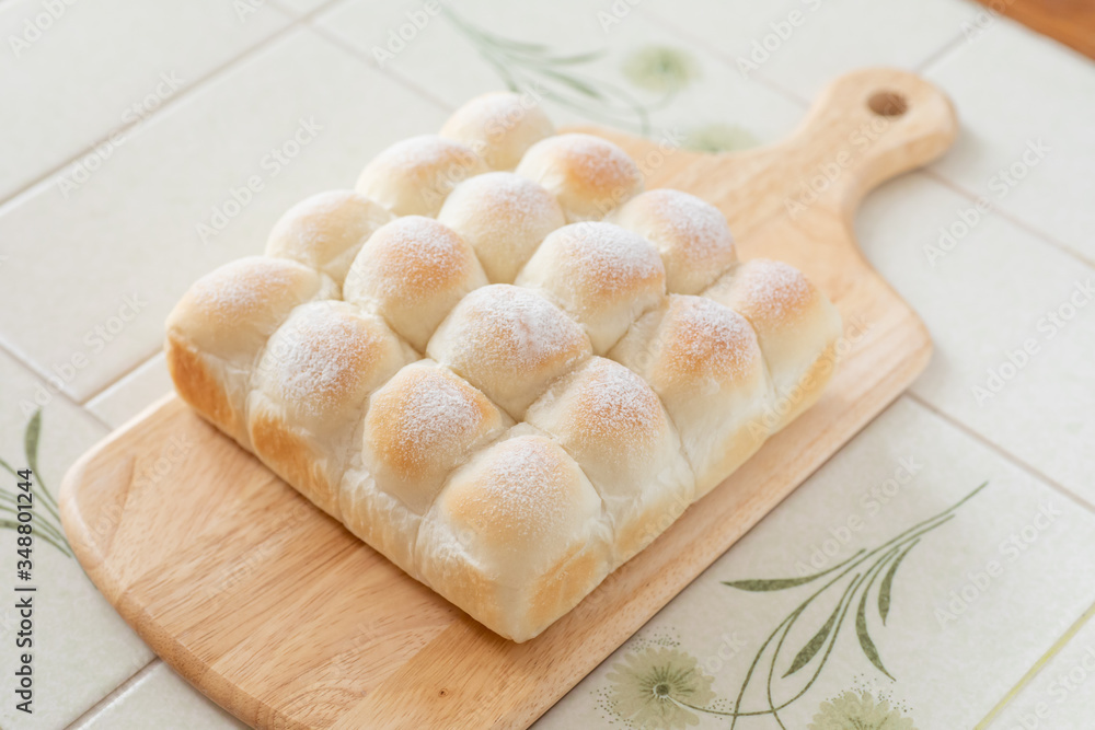 自宅でパン作り　ちぎりパン　カッティグボードに並べたちぎりパン