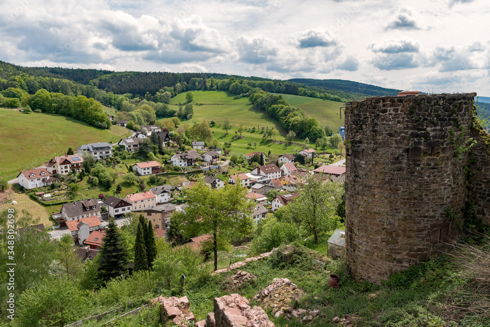 Obraz premium Blick auf Gammelsbach im Odenwald, Gemeinde Oberzent, Hessen, Deutschland 