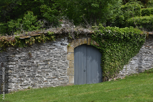 porte patrimoine architecture pierre vert village Wallonie photo