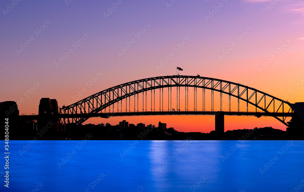 Naklejka premium Panoramiczny widok na port w Sydney z wszystkimi żywymi kolorami w pomarańczowo-niebieskie popołudnie zachodu słońca