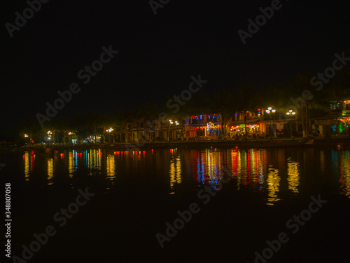 Night view of Hoian city reflection in the river in Hoi AN, Vietnam © Fotos 593