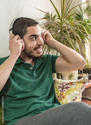Schilderij op canvas Young man listening to music