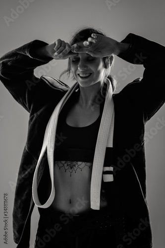Foto Brazilian jiu jitsu woman athlete in kimono