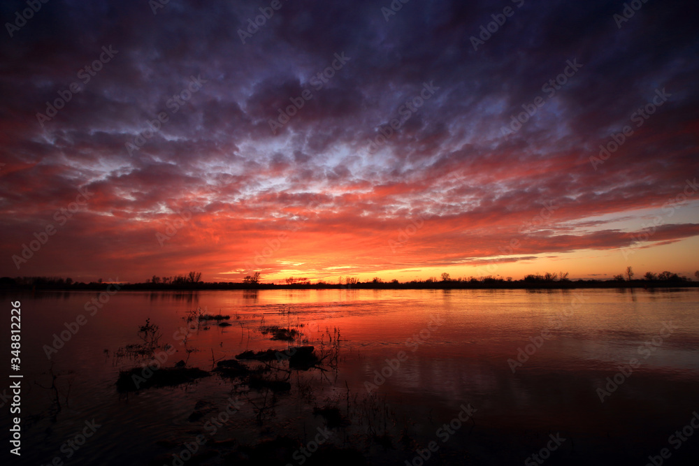 Obraz premium Colorful sunset by the Odra River, Germany.