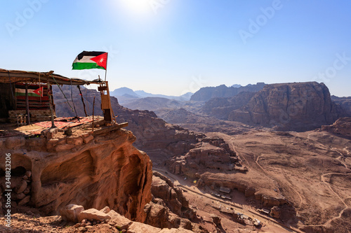 bandiera giordana sulla cima di un monte a Petra, Giordania photo
