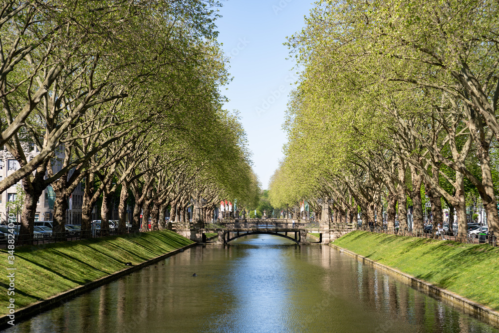 Königsallee in Düsseldorf, Deutschland. Königsallee in Düsseldorf, Deutschland.