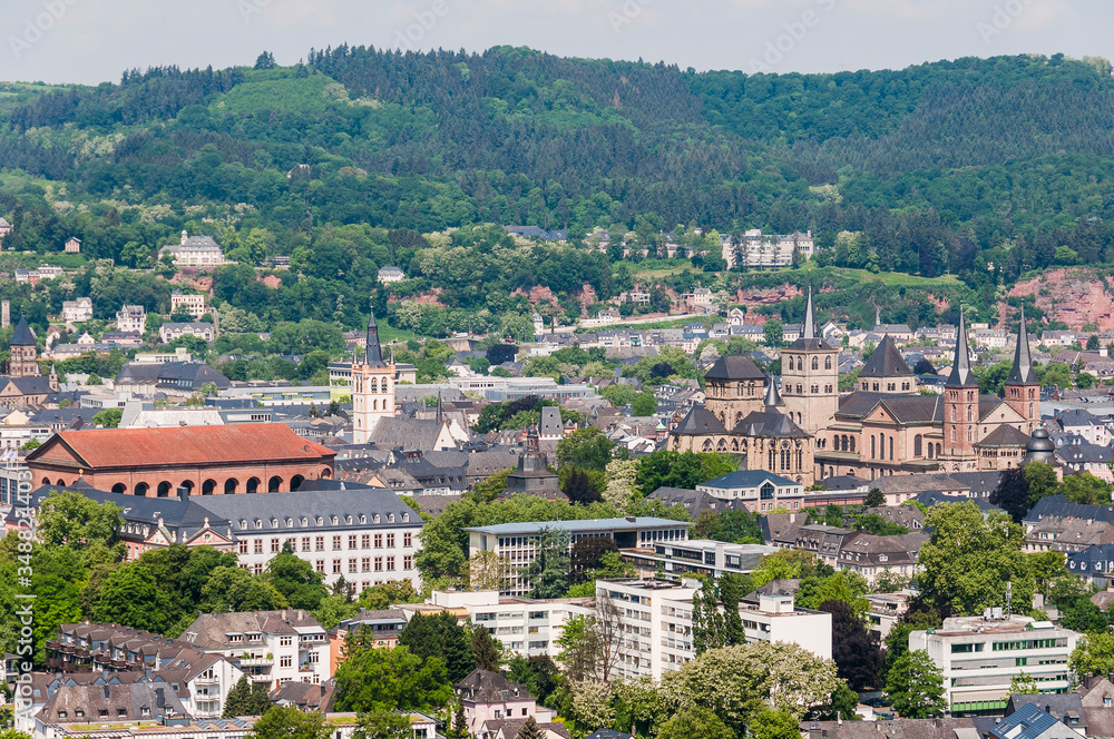 Naklejka premium Trier, Dom, St. Peter, Liebfrauenkirche, Kirche, Altstadt, Stadt, Altstadthäuser, sankt gangolf, marktkirche, Mosel, Fluss, Stadtrundgang, Römerzeit, Rheinland-Pfalz, Flussschifffahrt, Deutschland