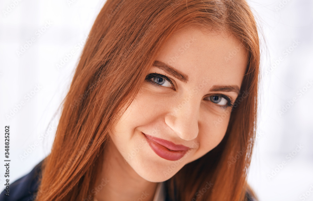 Naklejka premium Happy sexy american girl. Beauty glamour model woman smiling