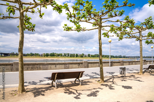 Rheinuferpromenade in D  sseldorf  Deutschland