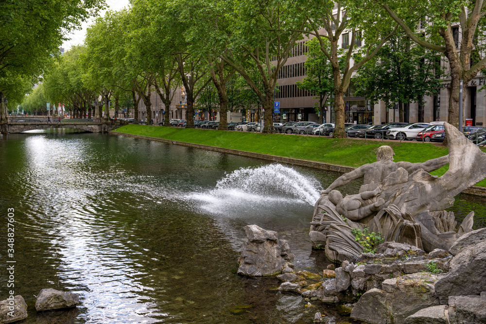 Tritonenbrunnen in Düsseldorf, Deutschland. Tritonenbrunnen in Düsseldorf, Deutschland.