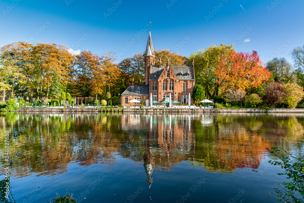 Obraz premium Brugge (Belgium) view on channel and medieval building.