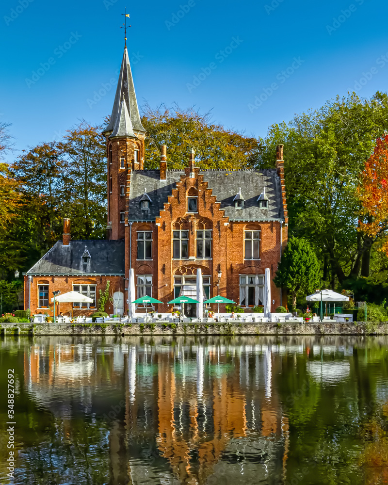 Fototapeta premium Brugge (Belgium) view on channel and medieval building.